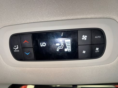 Used 2024 Chrysler Pacifica Touring-L FWD image 39
