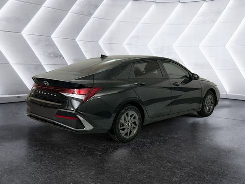 Used 2024 Hyundai Elantra SEL image 4