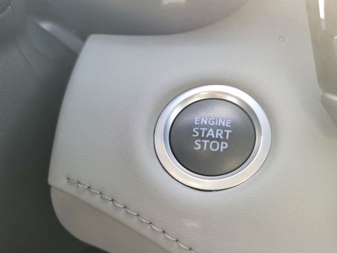 Used 2021 Toyota Highlander XLE FWD image 24