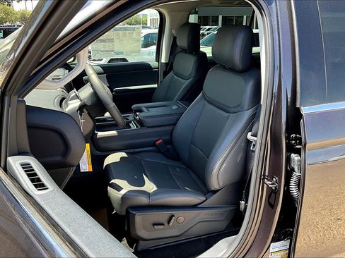 New 2025 Ford Expedition Active image 9