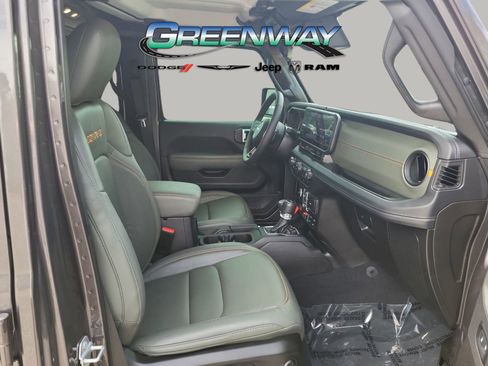 Used 2025 Jeep Gladiator Mojave w/ Convenience Group AWD/4WD image 11