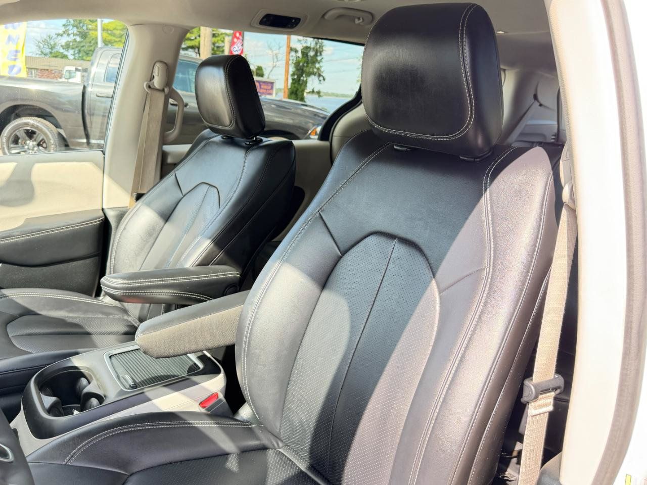 Used 2024 Chrysler Pacifica Limited FWD image 13