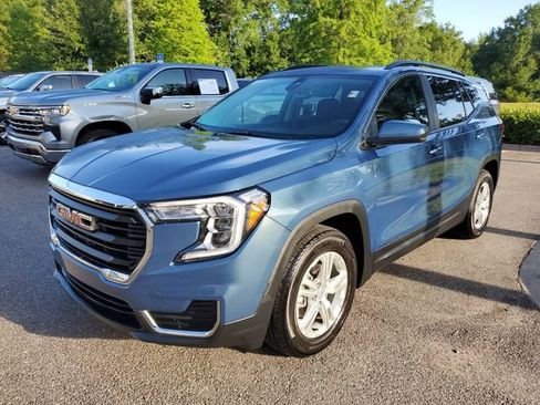Used 2024 GMC Terrain SLE w/ Driver Convenience Package FWD image 2