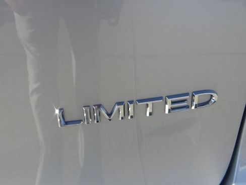 Used 2026 Chrysler Pacifica Limited FWD image 10