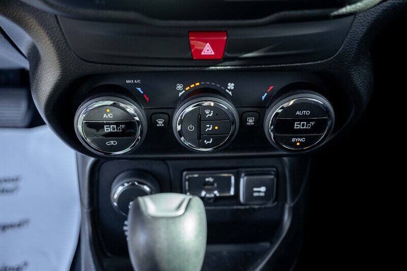 Used 2017 Jeep Renegade Latitude w/ Popular Equipment Group AWD/4WD image 14
