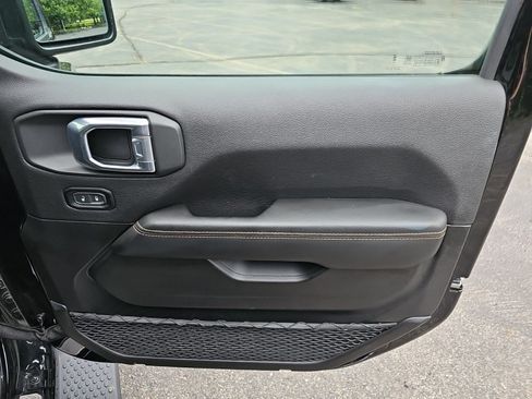 Used 2024 Jeep Wrangler Unlimited Sahara w/ Technology Group AWD/4WD image 14