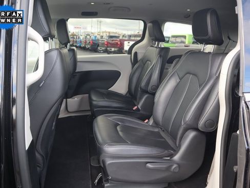Used 2024 Chrysler Pacifica Select image 18