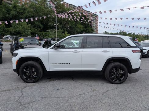 Used 2023 Jeep Grand Cherokee Altitude AWD/4WD image 11