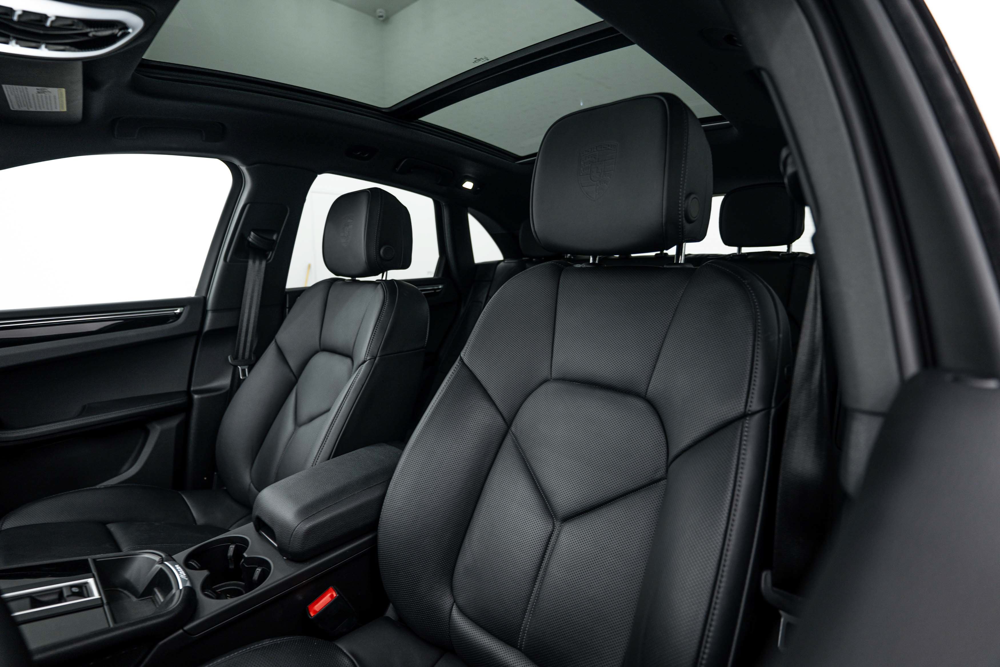 Certified 2025 Porsche Macan AWD/4WD image 19