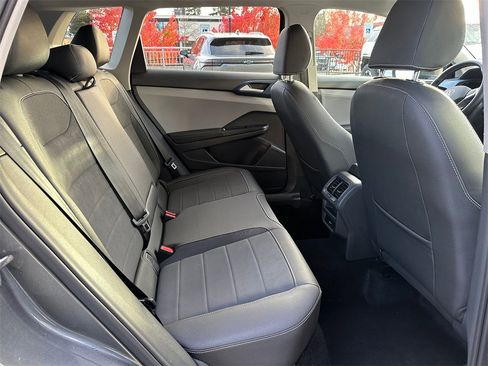 Used 2024 Volkswagen Taos SE image 12