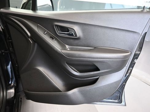 Used 2020 Chevrolet Trax LT w/ LT Convenience Package image 37