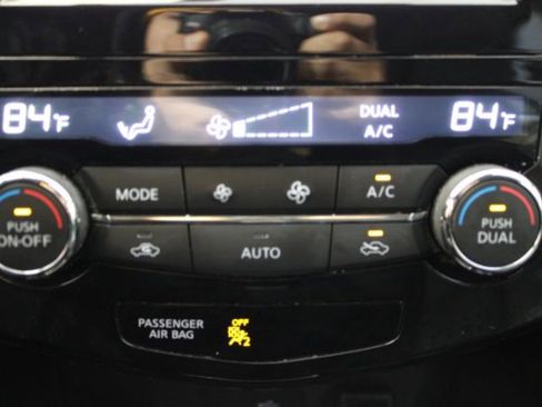 Used 2018 Nissan Rogue SL w/ Premium Package image 15