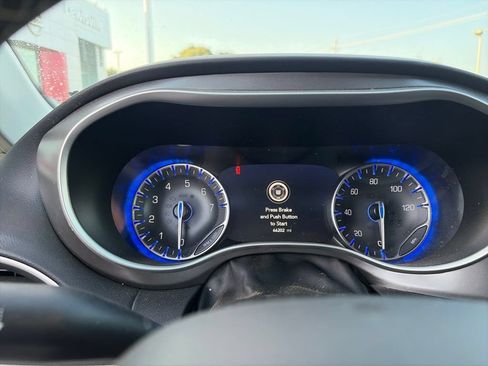 Used 2023 Chrysler Pacifica Touring-L FWD image 12