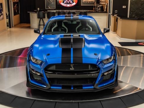 Used 2020 Ford Mustang Shelby GT500 w/ Carbon Fiber Track Pack RWD image 8