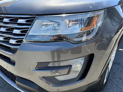 Used 2017 Ford Explorer XLT w/ Equipment Group 202A AWD/4WD image 14