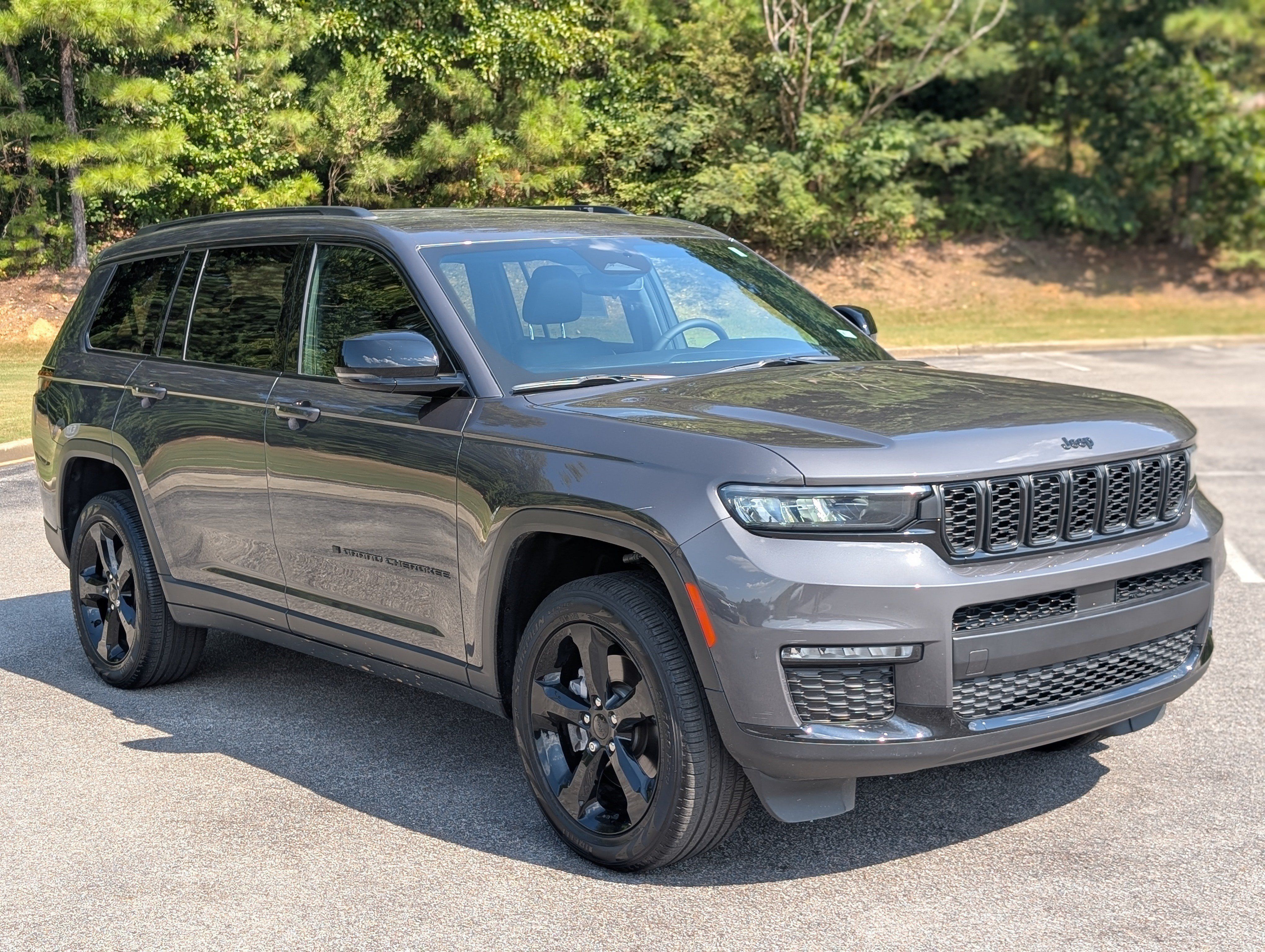 Used 2024 Jeep Grand Cherokee L Limited w/ Black Appearance Package AWD/4WD image 11
