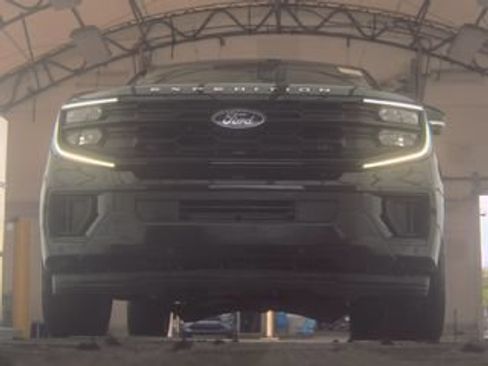 Used 2025 Ford Expedition Active AWD/4WD image 2