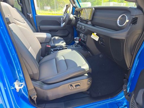 Used 2024 Jeep Wrangler Unlimited Sahara w/ Technology Group AWD/4WD image 6