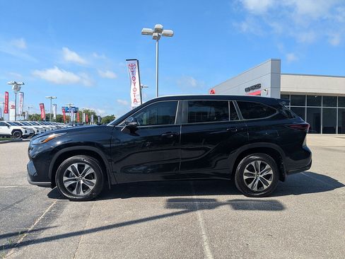 Used 2024 Toyota Highlander XLE AWD/4WD image 6