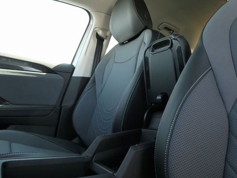 New 2025 Volkswagen Tiguan SE image 29