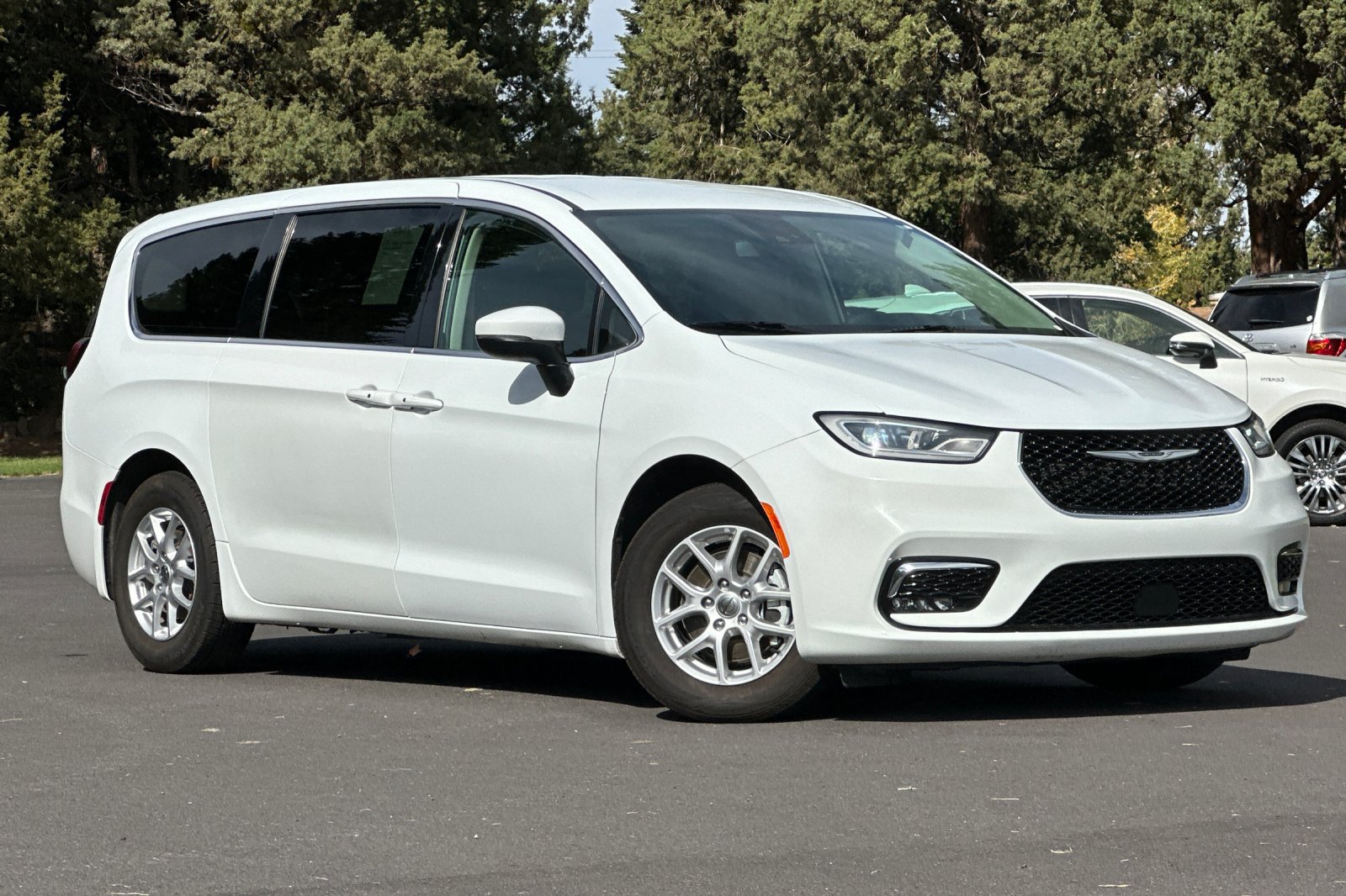 Used 2023 Chrysler Pacifica Touring-L FWD image 2