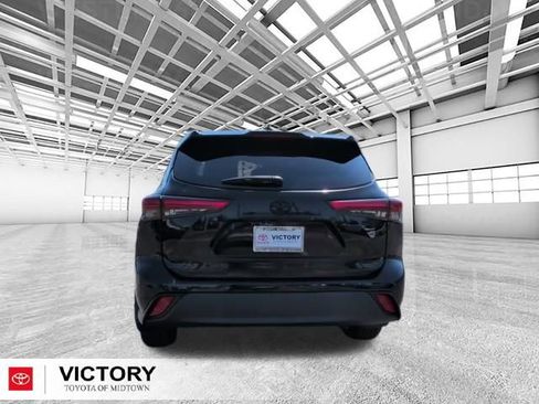Used 2022 Toyota Highlander XLE AWD/4WD image 4
