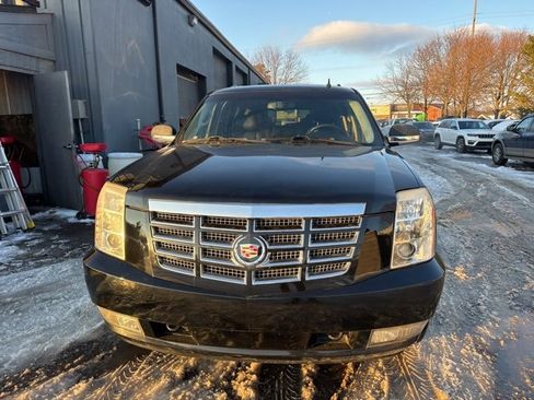 Used 2011 Cadillac Escalade Luxury image 2