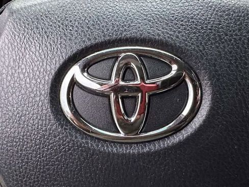 Used 2018 Toyota Camry XLE image 28