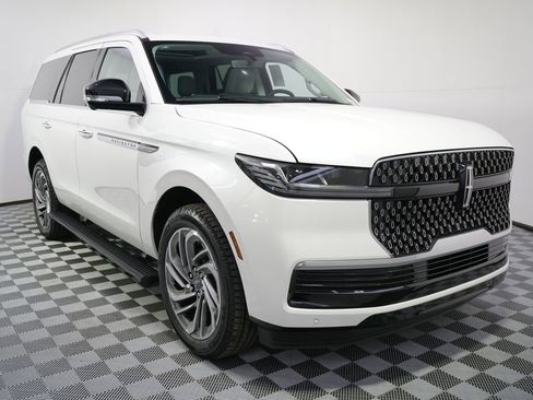 New 2026 Lincoln Navigator Reserve AWD/4WD image 9