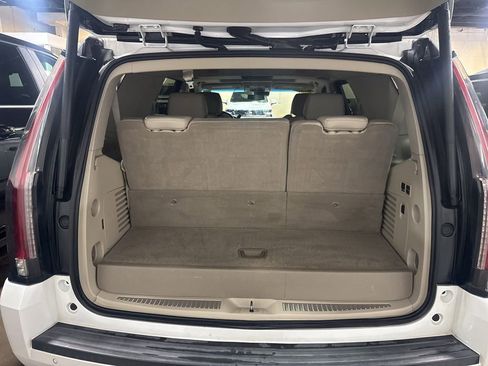 Used 2018 Cadillac Escalade Luxury image 5