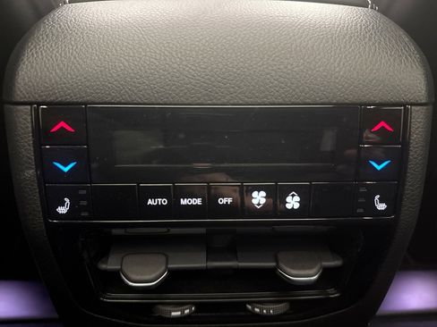 Used 2022 Jeep Grand Cherokee Overland w/ Luxury Tech Group IV image 22