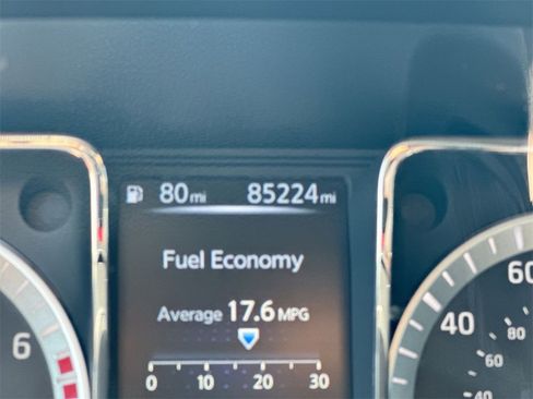 Used 2018 Nissan Titan SV image 12