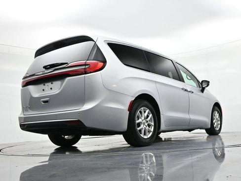 Used 2024 Chrysler Pacifica Touring-L FWD image 20