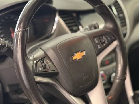 Used 2019 Chevrolet Trax LT w/ LT Convenience Package FWD image 19