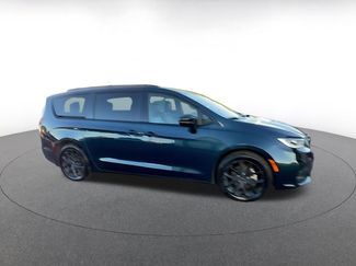 Used 2025 Chrysler Pacifica Limited FWD video 2