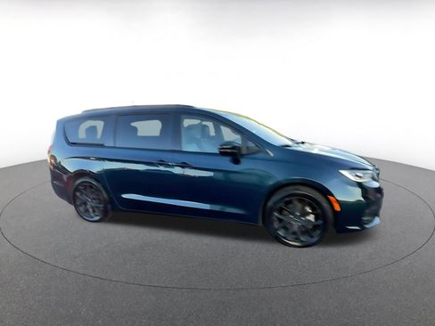 Used 2025 Chrysler Pacifica Limited FWD image 2