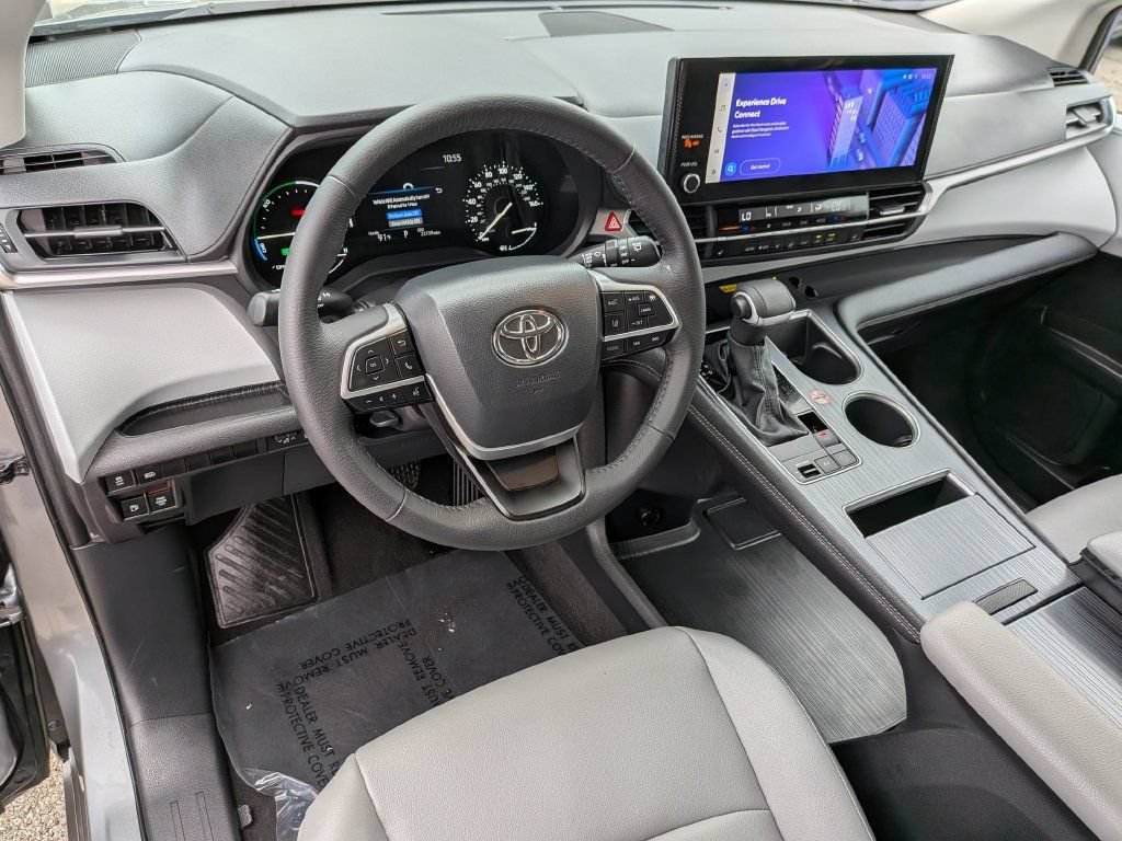 Used 2026 Toyota Sienna XLE FWD image 17