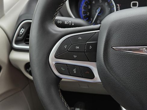 Used 2024 Chrysler Pacifica Touring-L FWD image 17