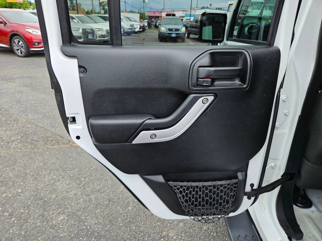 Used 2017 Jeep Wrangler Unlimited Sahara AWD/4WD image 13