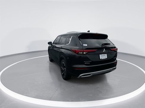 Used 2023 Mitsubishi Outlander SE image 6