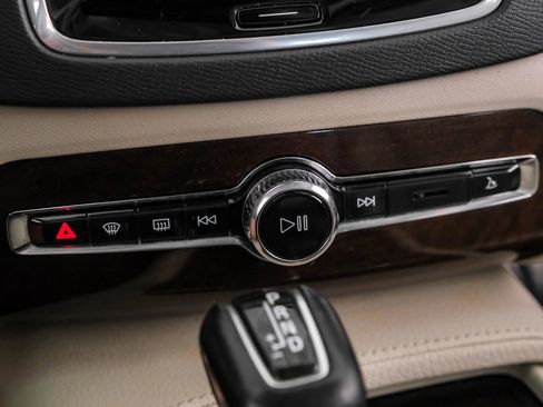 Used 2019 Volvo XC90 T5 Momentum image 27