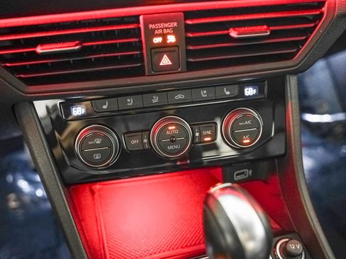 Used 2019 Volkswagen Jetta SEL Premium image 22