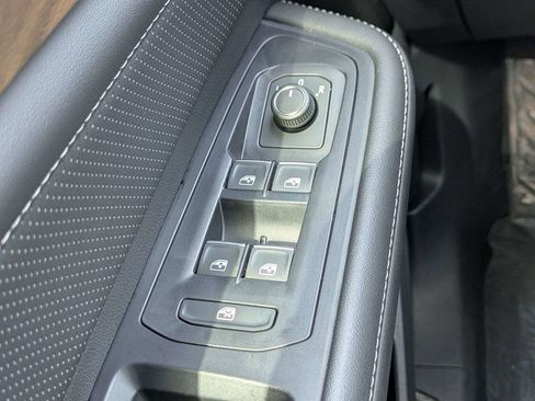 Used 2025 Volkswagen Atlas SE FWD image 25