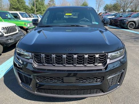 Used 2026 Jeep Grand Cherokee Altitude AWD/4WD image 9