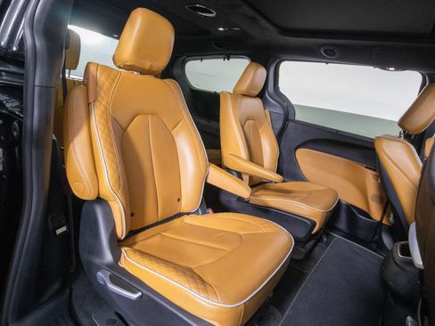 Used 2021 Chrysler Pacifica Pinnacle FWD image 13