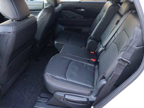 Used 2024 Nissan Pathfinder SL FWD image 5