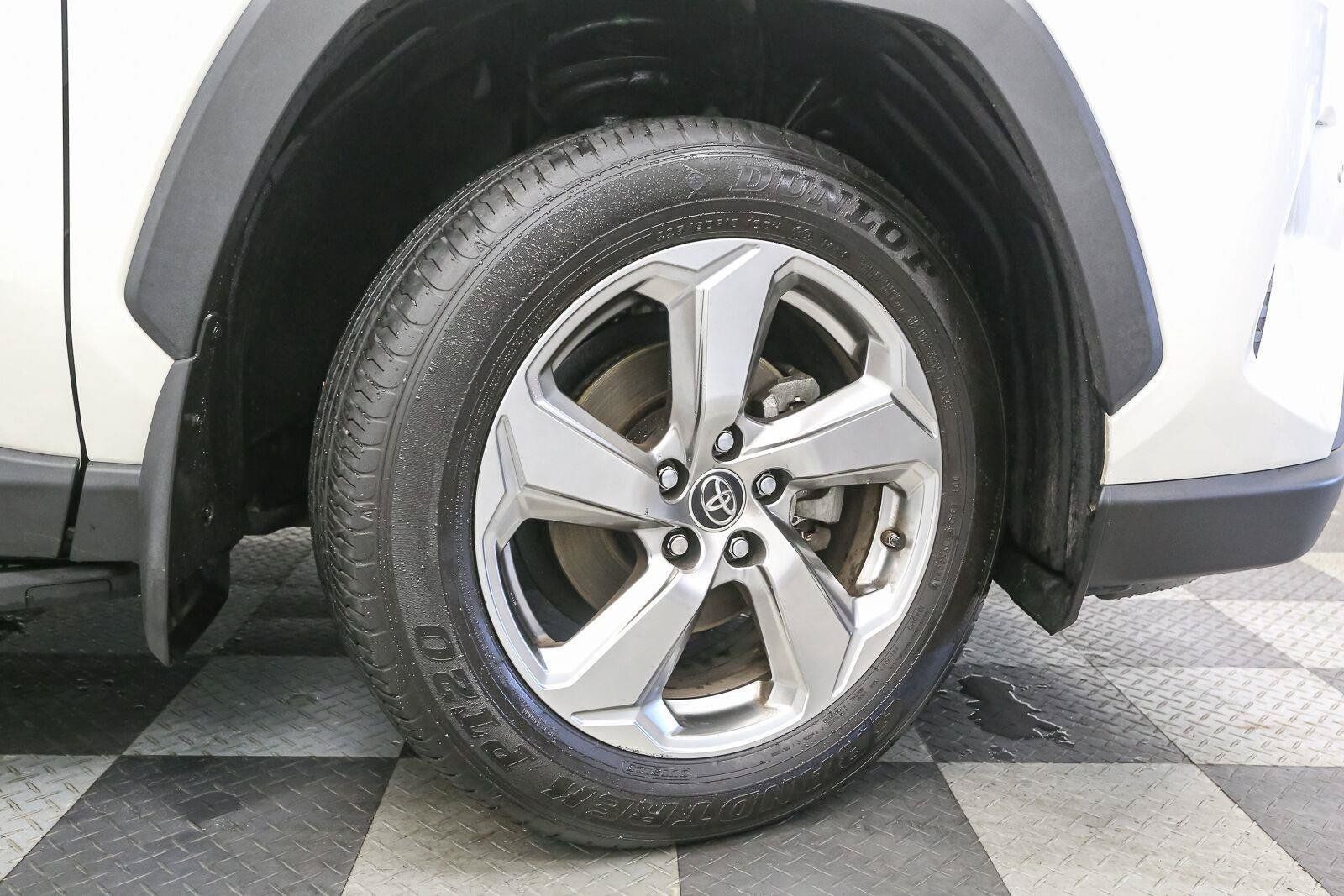 Used 2019 Toyota RAV4 Limited AWD/4WD image 16