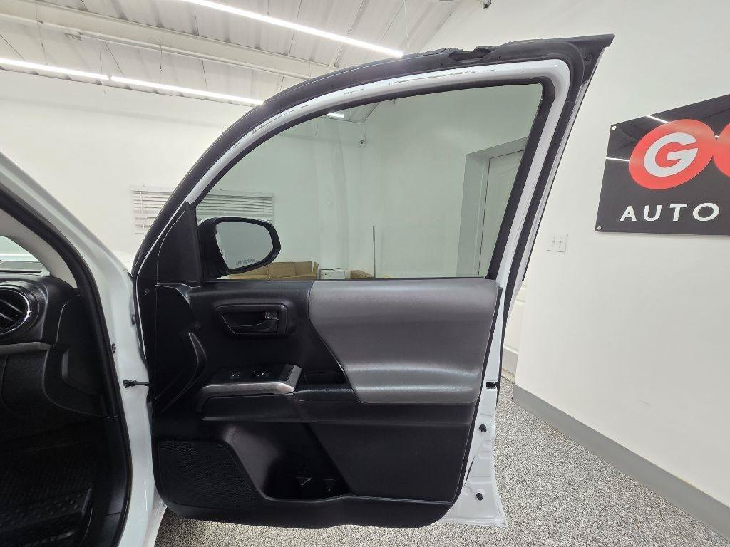 Used 2021 Toyota Tacoma SR5 AWD/4WD image 28