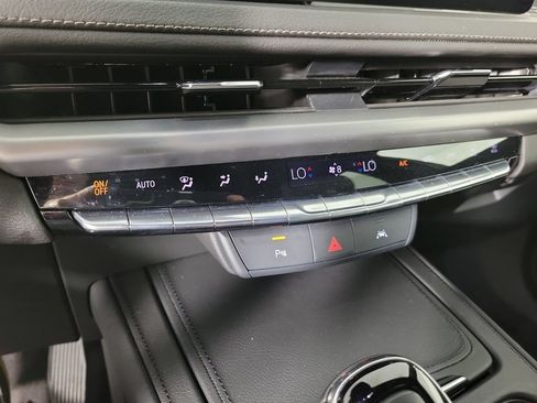 Used 2025 Cadillac XT4 Premium Luxury FWD image 28