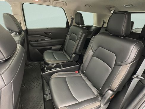 Used 2024 Nissan Pathfinder SL w/ SL Premium Package AWD/4WD image 10